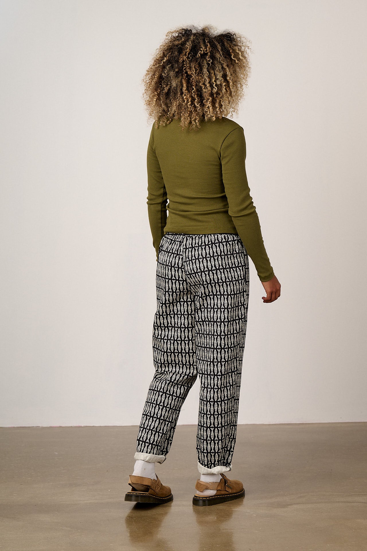 Alexa - Cotton Trousers in Black & White Minnow Print