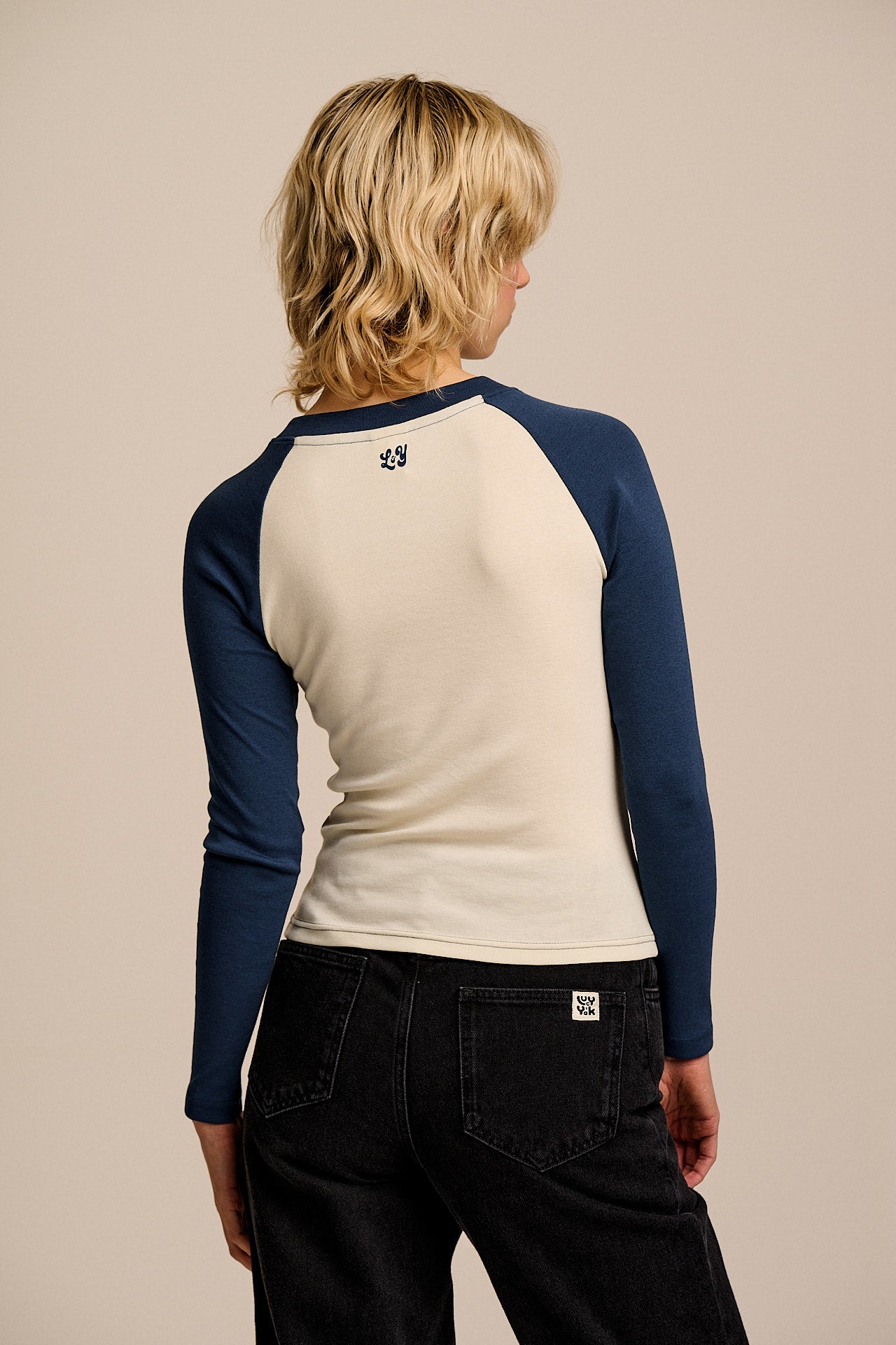 Avi - Long Sleeve Raglan Top in Ecru & Navy