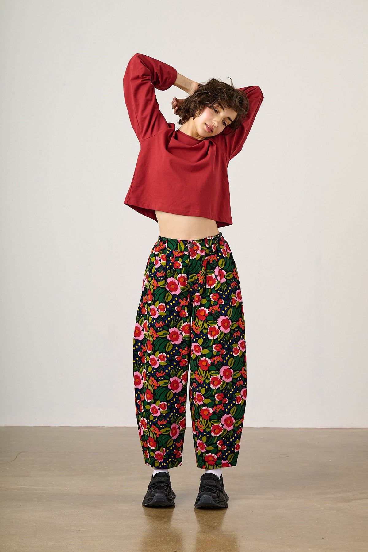 Ashby - Barrel Leg Trousers Organic Cotton in Black Marie Print