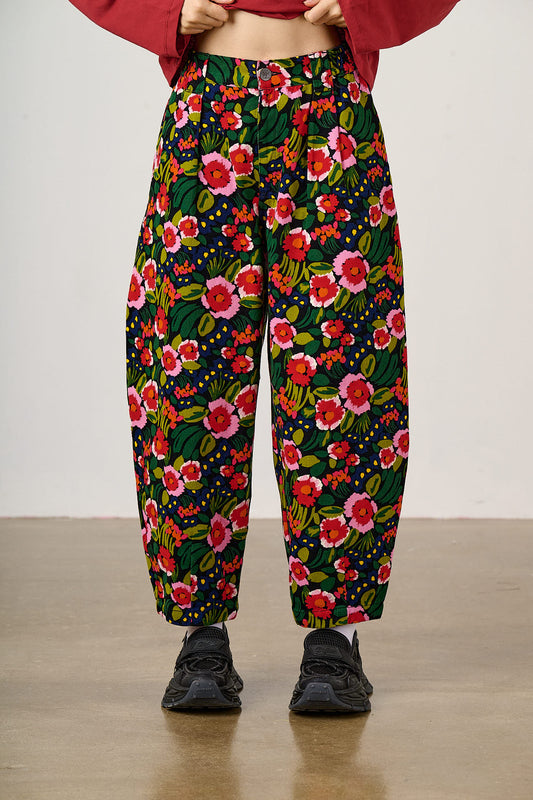 Ashby - Barrel Leg Trousers Organic Cotton in Black Marie Print