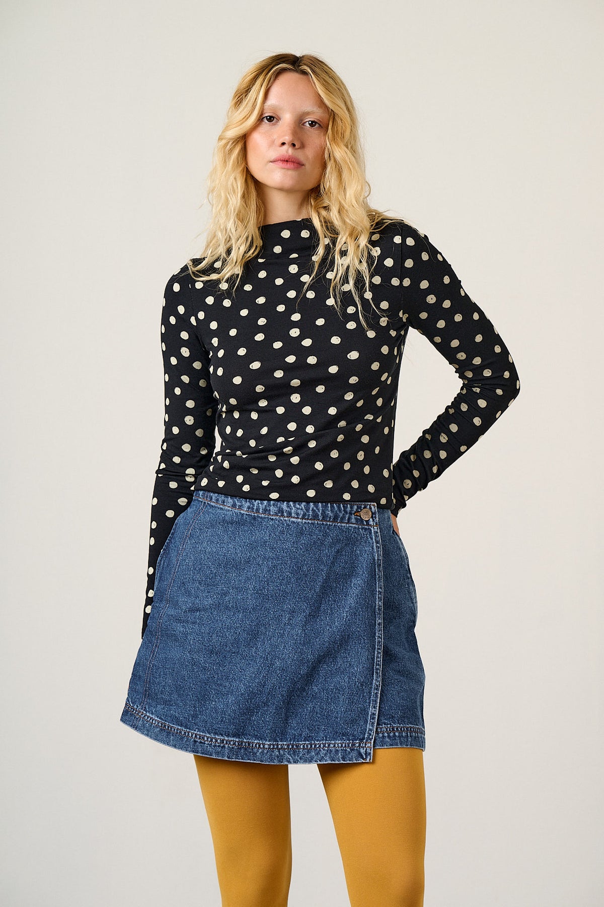 Sara - Mock Neck Viscose Top in Polka Dot