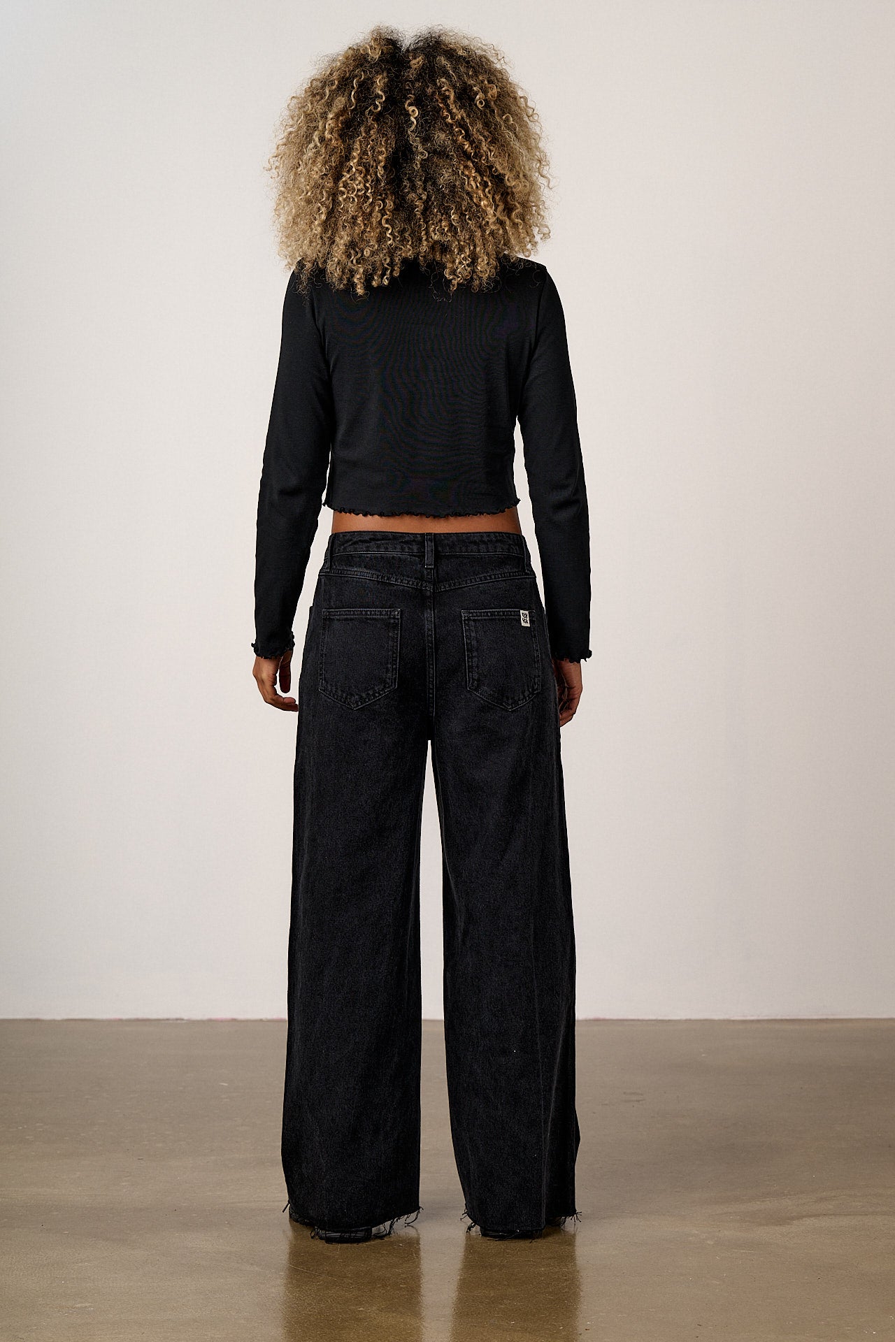 Hansel - Long Sleeve Cotton Crop Top in Black