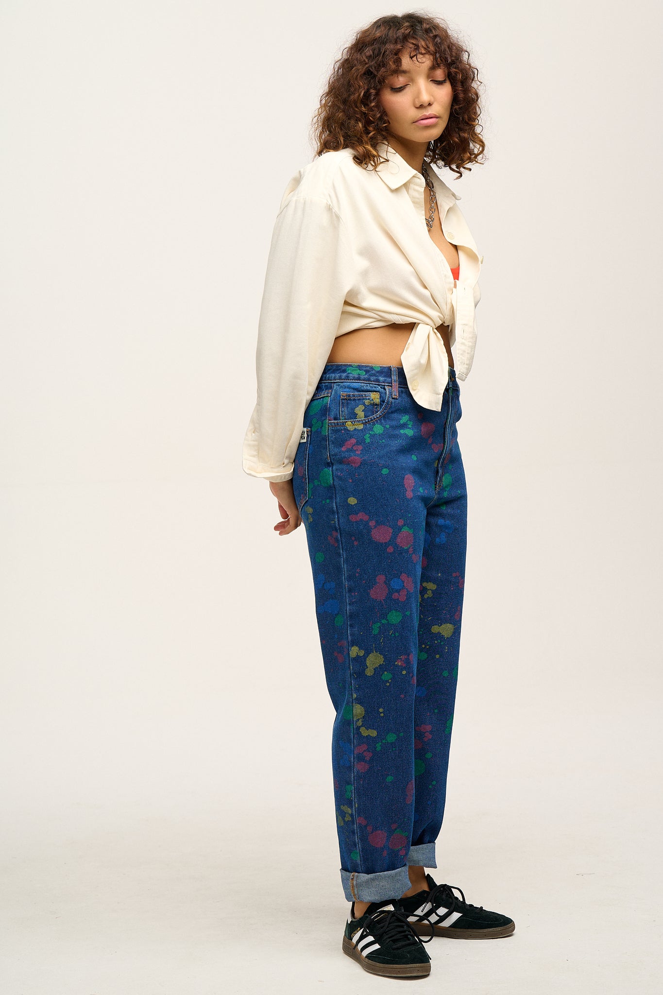 Dana - Mom Denim Jeans in Art Attack Print