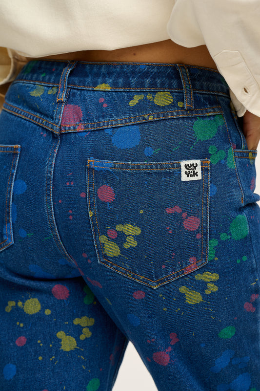 Dana - Mom Denim Jeans in Art Attack Print