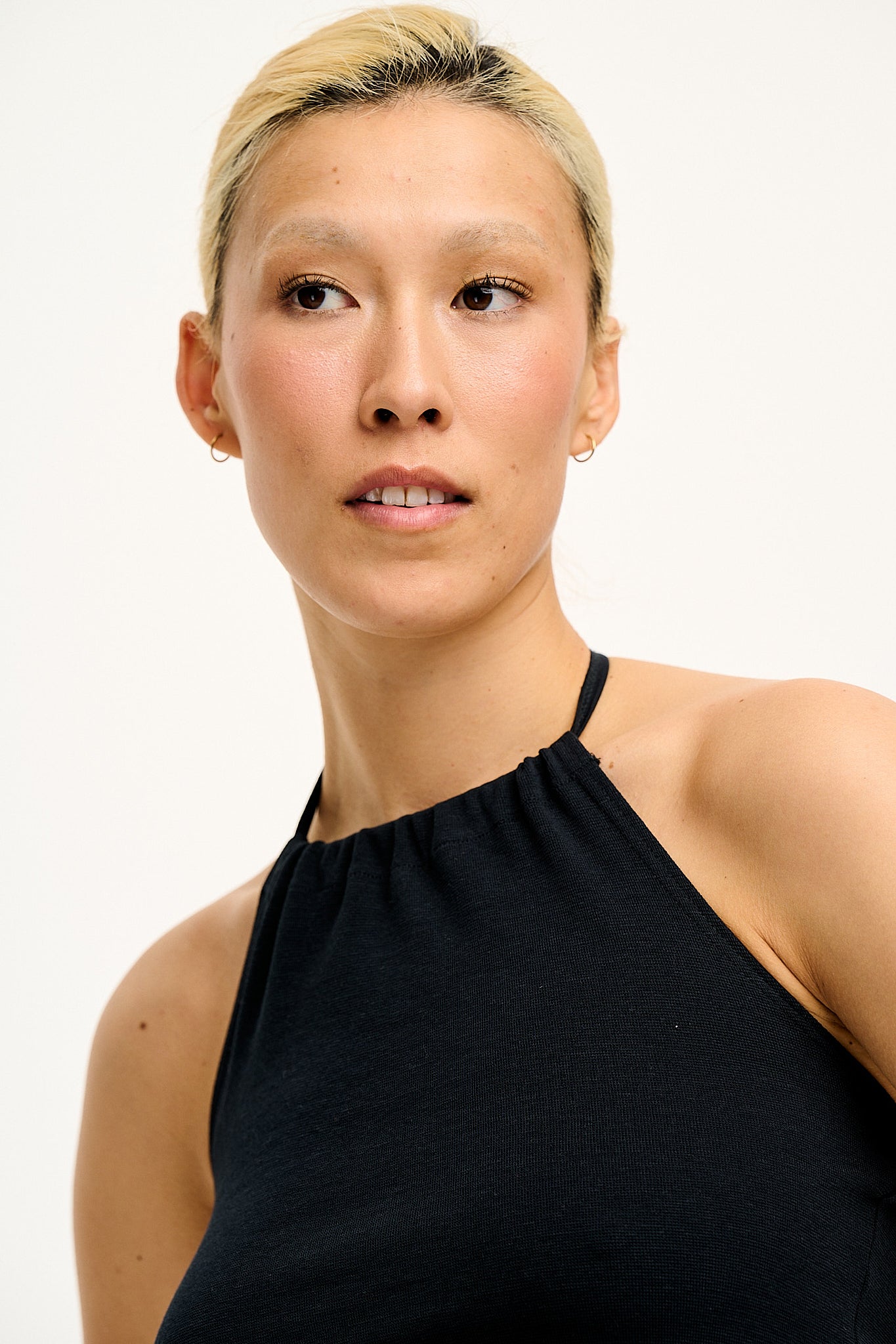 Suki - Cropped Halterneck Cotton Top in Black