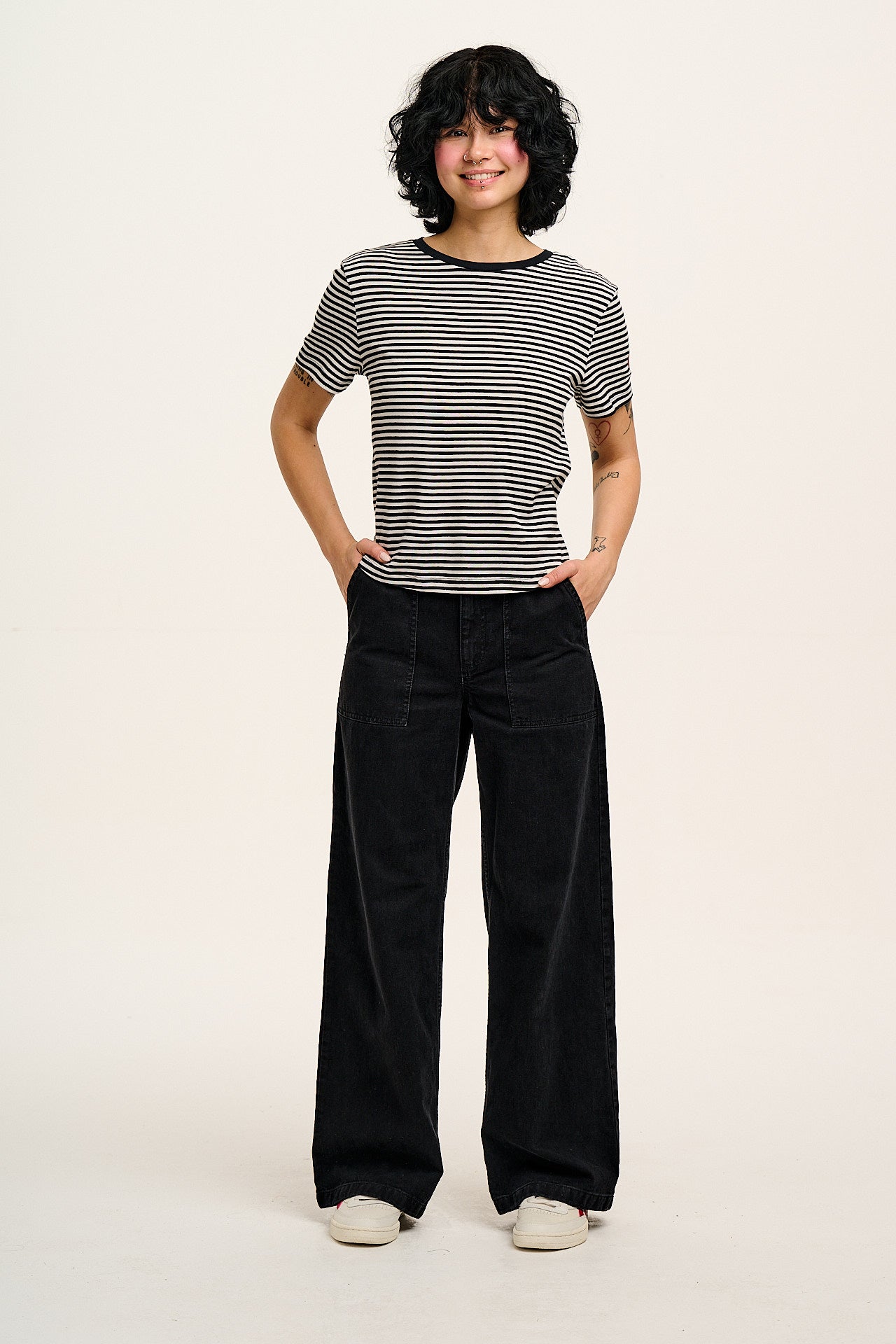 Delores - Wide Leg Denim Jeans in Washed Black