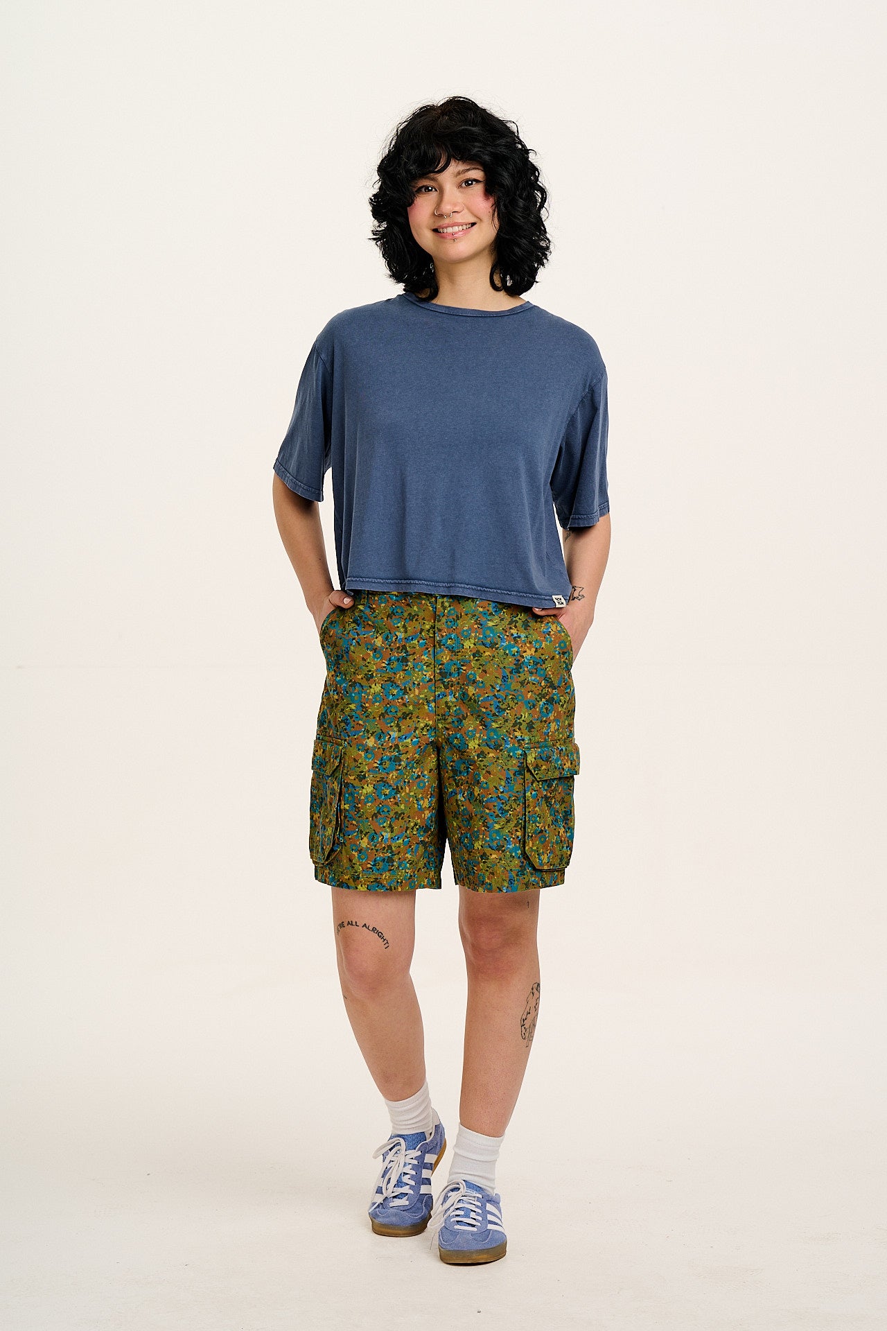 Avery - Cotton Cargo Shorts in Green Trix Floral Print