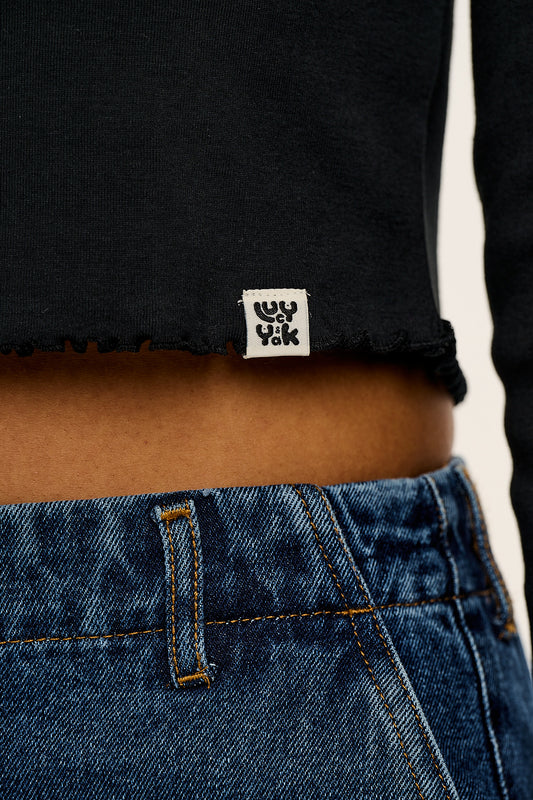 Hansel - Long Sleeve Cotton Crop Top in Top in Black