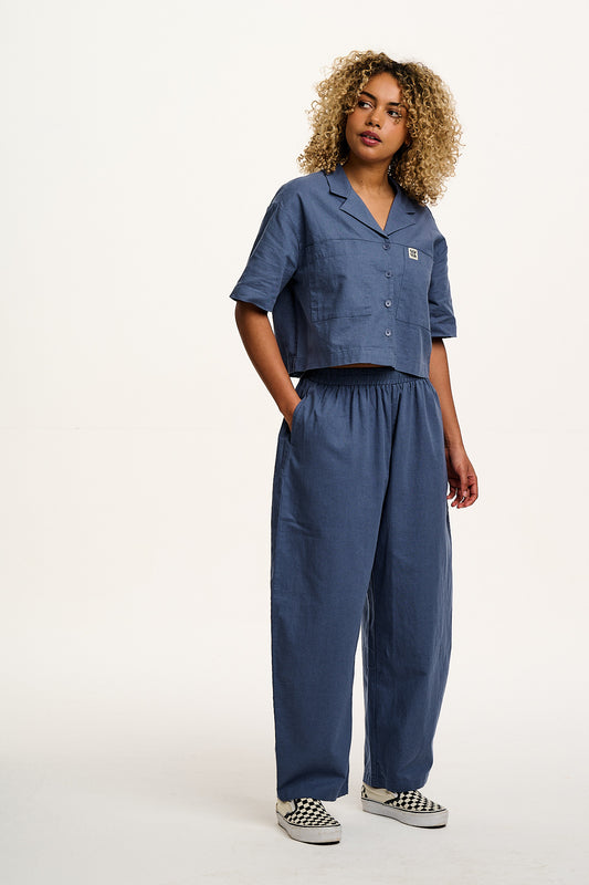 Freddie - Barrel Leg Cotton & Linen Trousers in Vintage Indigo