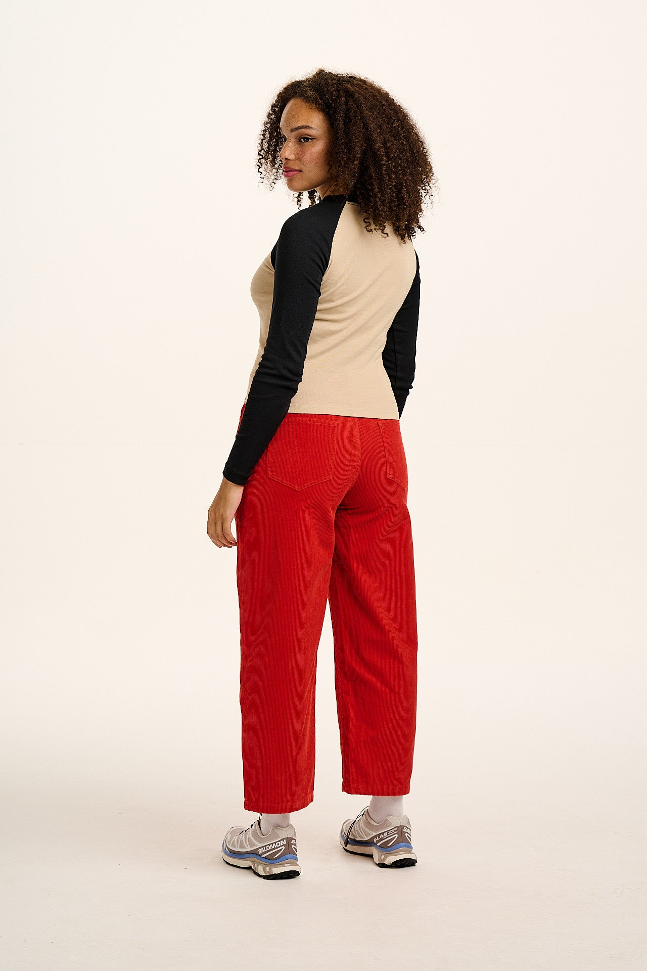 Drew - Cropped Straight Leg Corduroy Trousers in Red