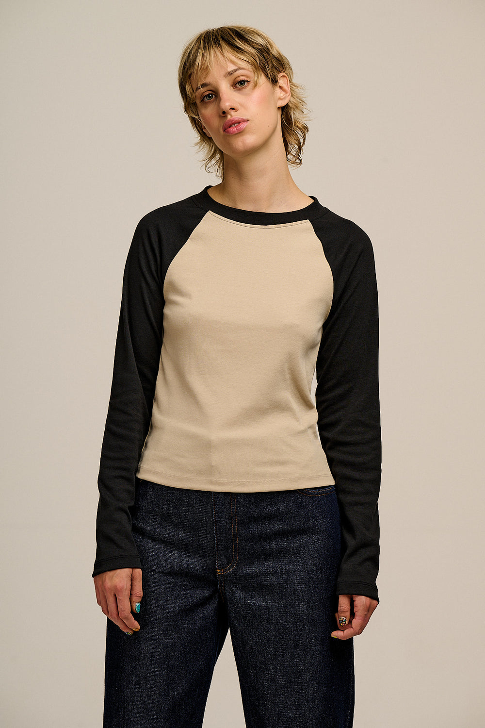 Avi - Long Sleeve Raglan T-Shirt in Black & Beige