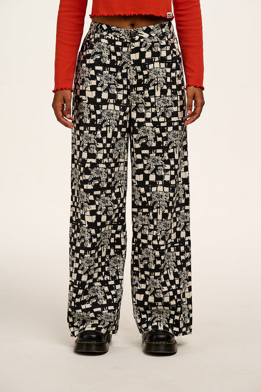L.E. Carter - High Waisted Jeans in Black & White Sunflower Check
