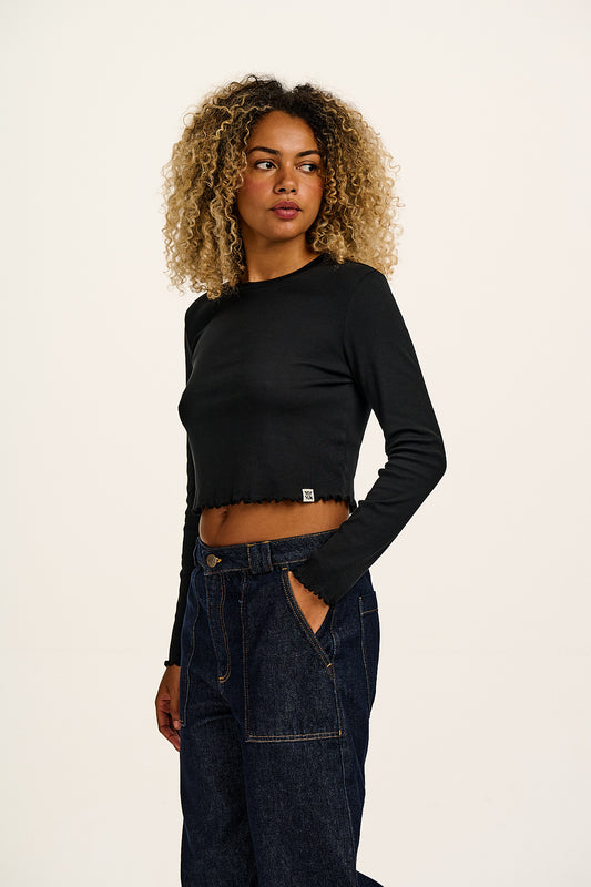 Hansel - Long Sleeve Cotton Crop Top in Top in Black