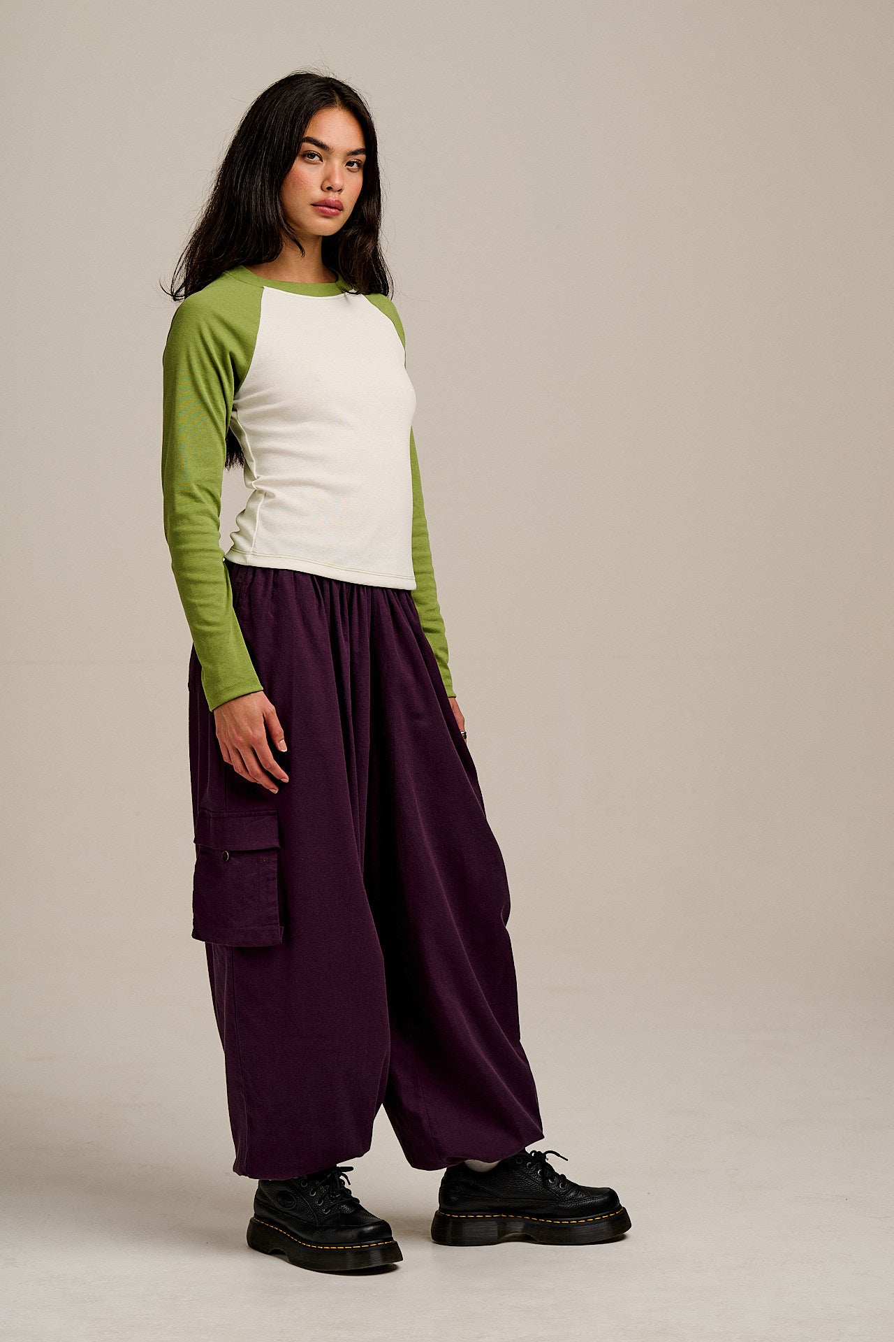 Avi - Long Sleeve Raglan T-Shirt in Green & White