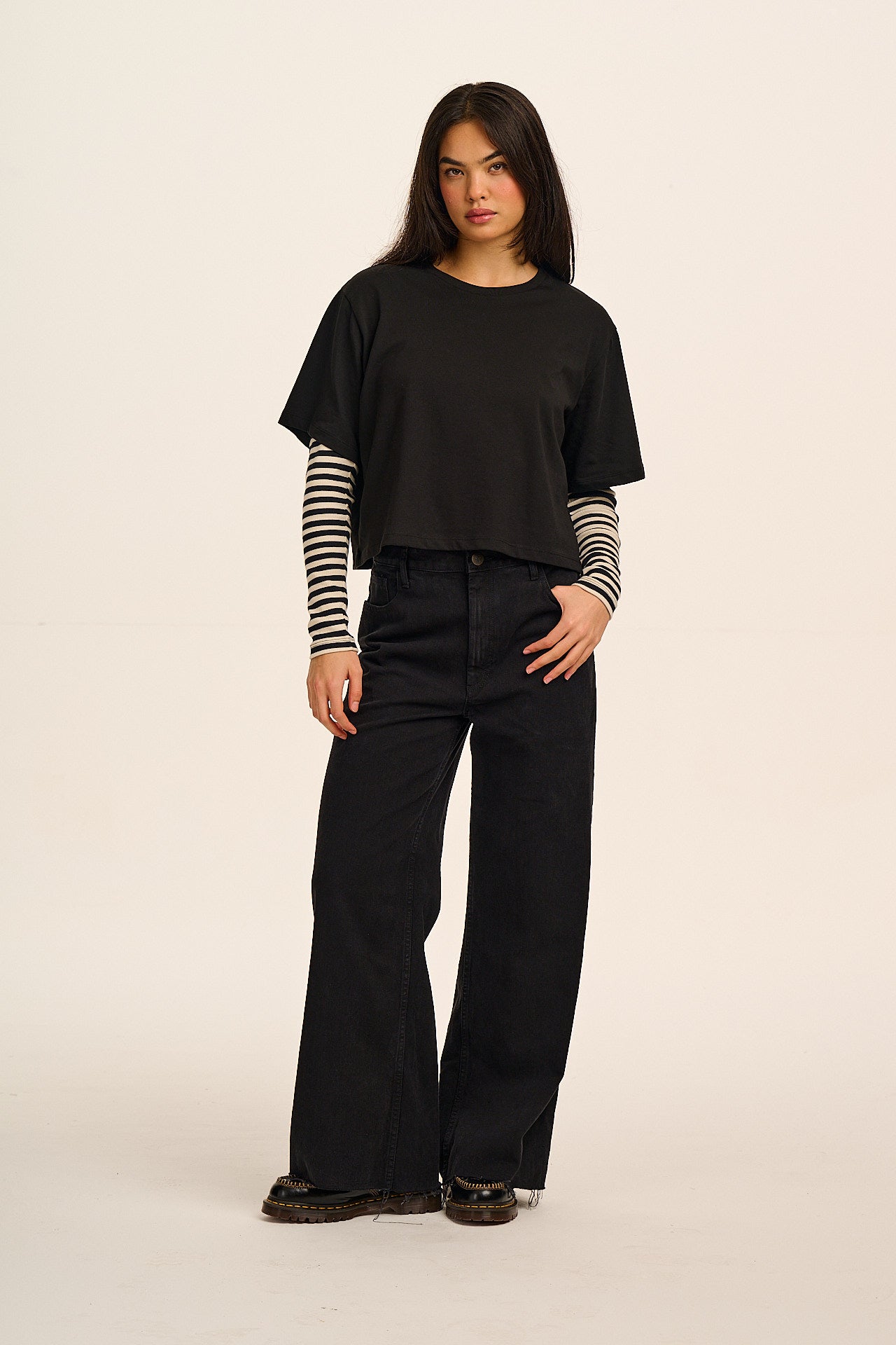 Zayla - Cropped Boxy T-Shirt in Black