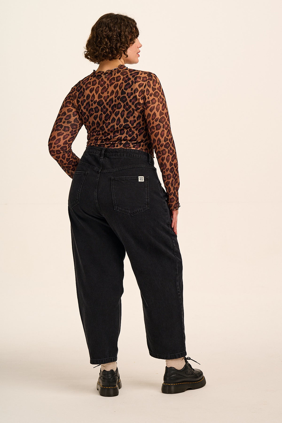 Drew - Cropped Straight Leg Denim Jeans in Washed Black