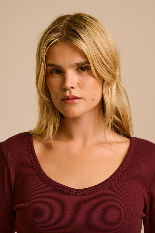 Shay - Cotton Ribbed V-Neck Top in Port