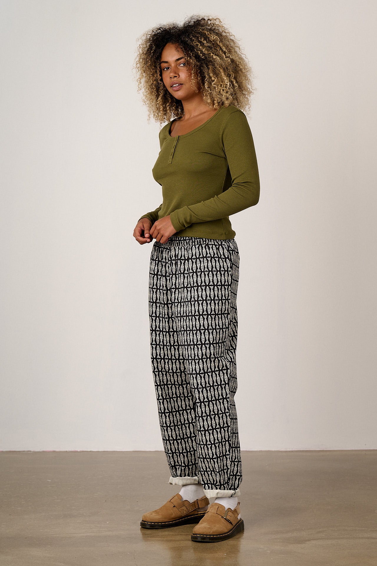 Alexa - Cotton Trousers in Black & White Minnow Print