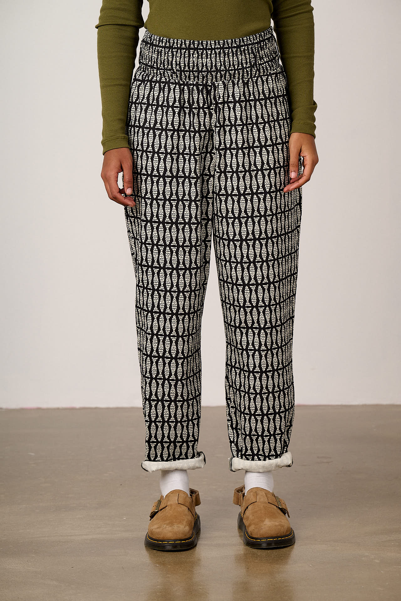 Alexa - Cotton Trousers in Black & White Minnow Print