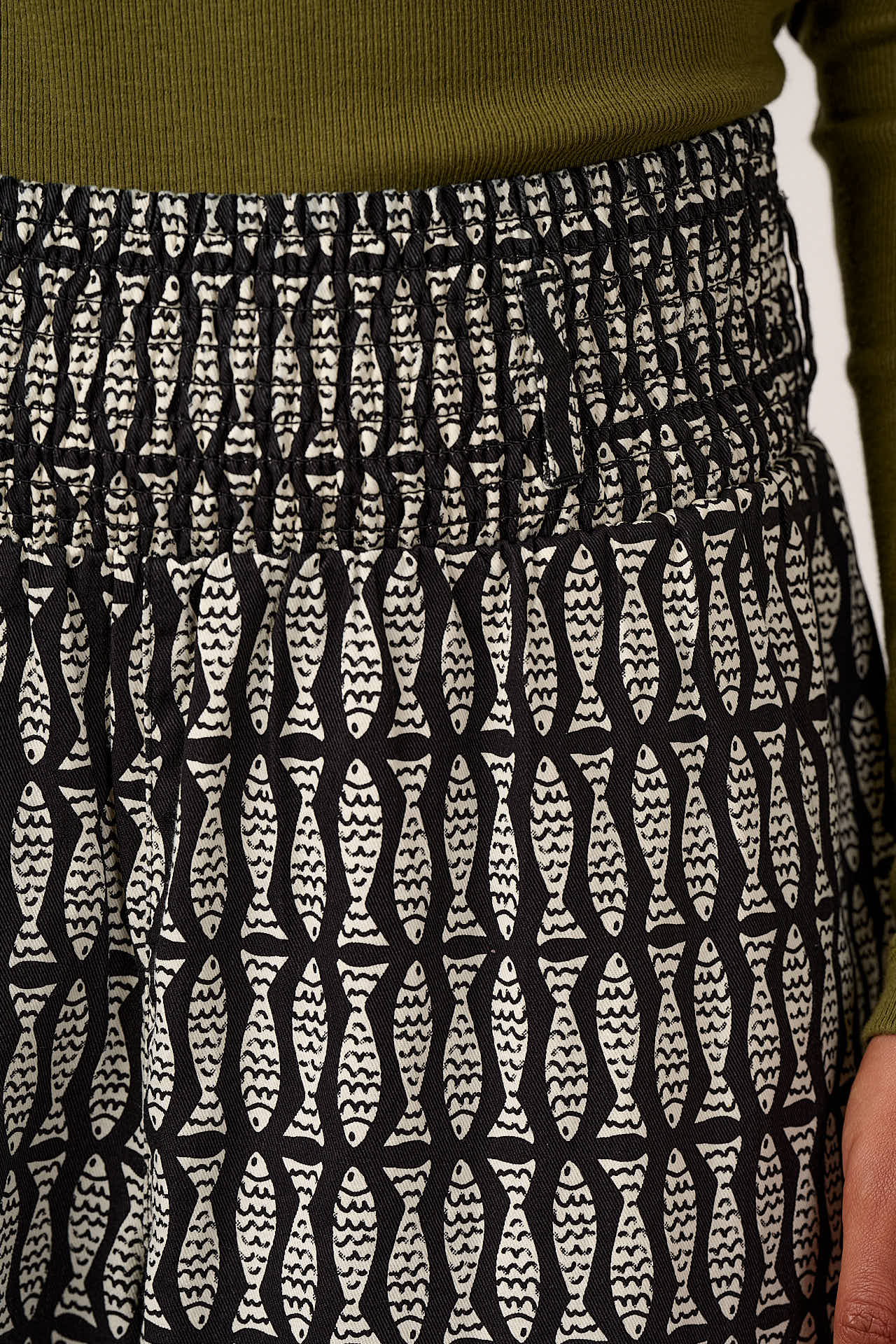 Alexa - Cotton Trousers in Black & White Minnow Print