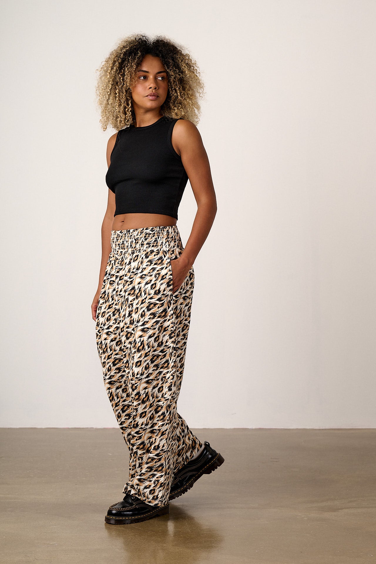 Alex - Wide Leg Cotton Trousers in Leo Refresh