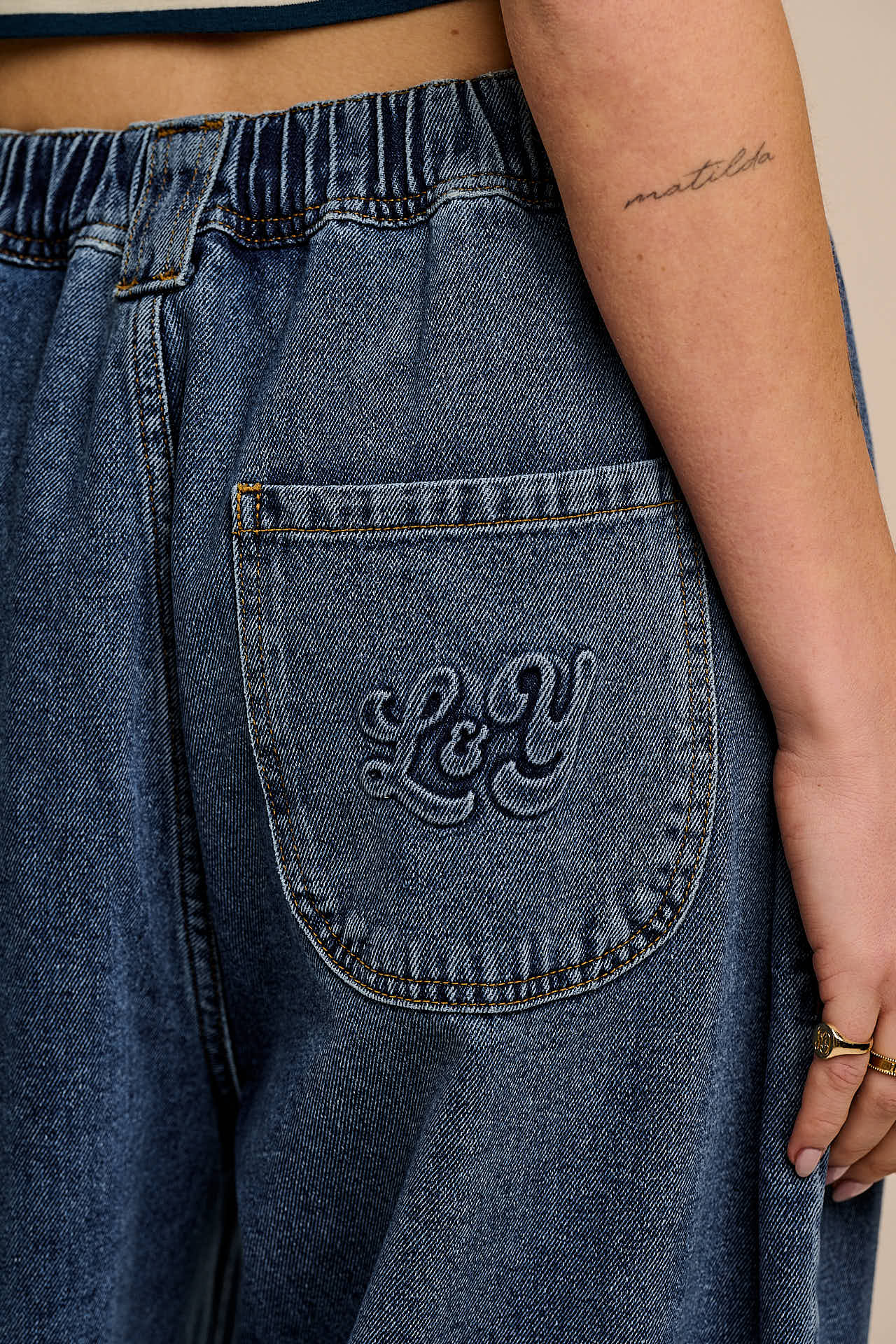 Ashby - Denim Barrel Jeans in Mid Wash