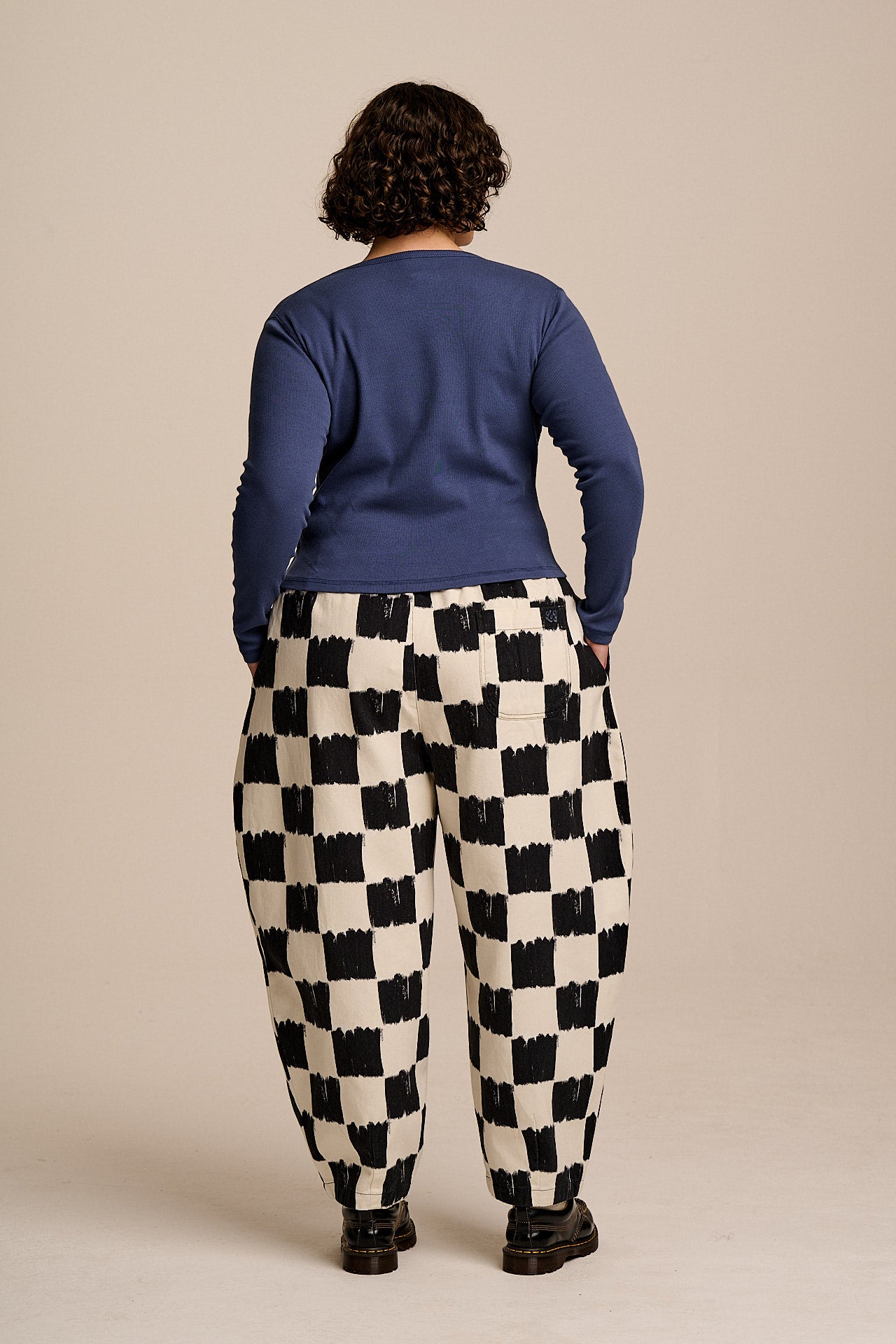Ashby - Cotton Barrel Leg Trousers in Black & Ecru Blurred Checkerboard