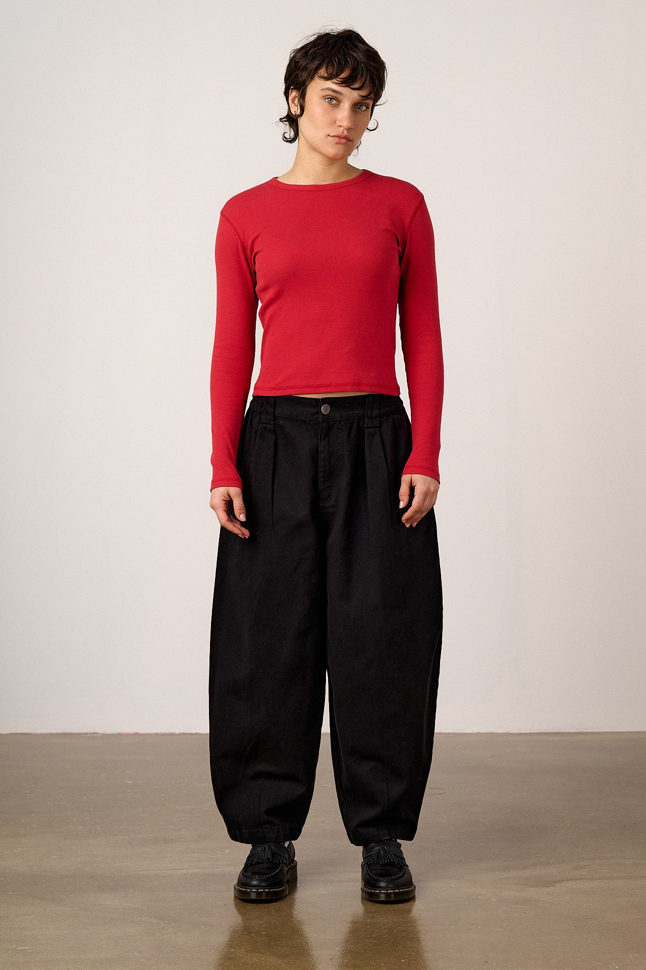 Ashby - Cotton Barrel Leg Trousers in Black