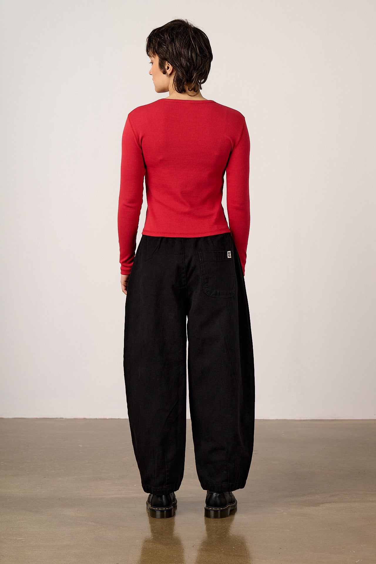 Ashby - Cotton Barrel Leg Trousers in Black