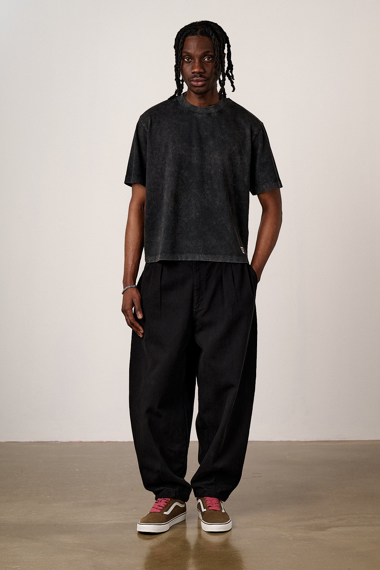 Ashby - Cotton Barrel Leg Trousers in Black