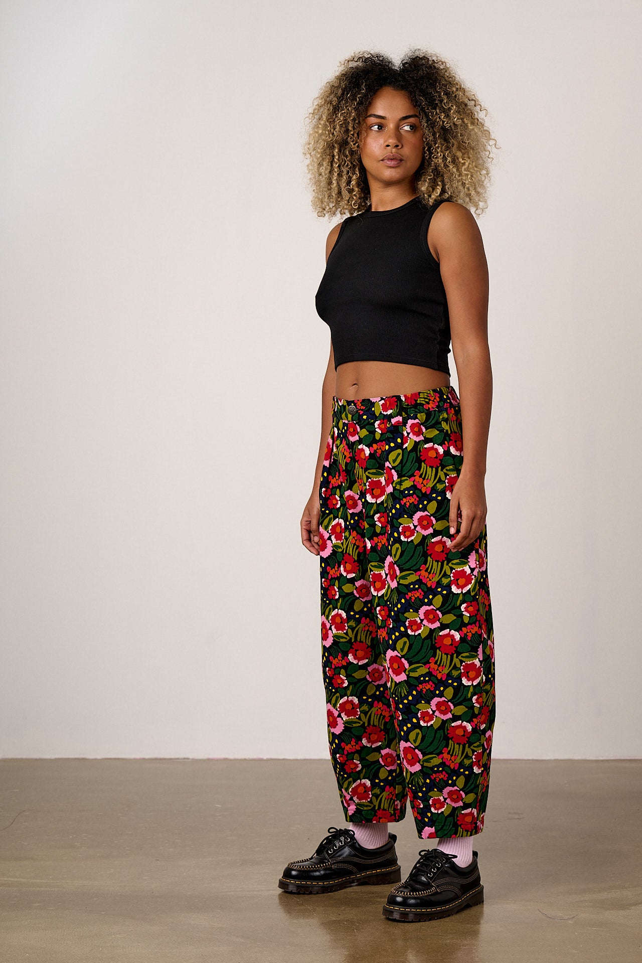 Ashby - Cotton Barrel Leg Trousers in Black Marie Print