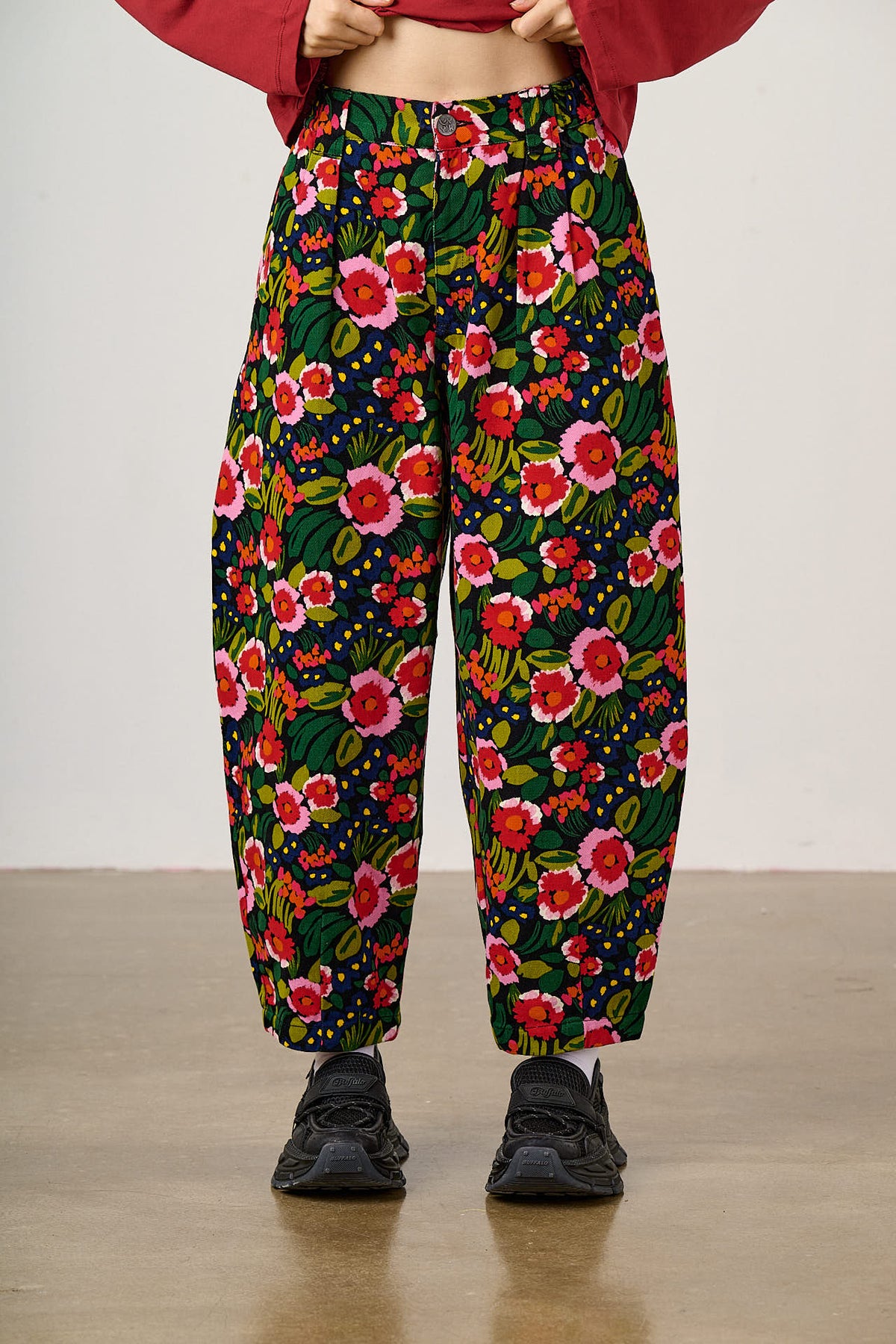 Ashby - Barrel Leg Trousers Organic Cotton in Black Marie Print