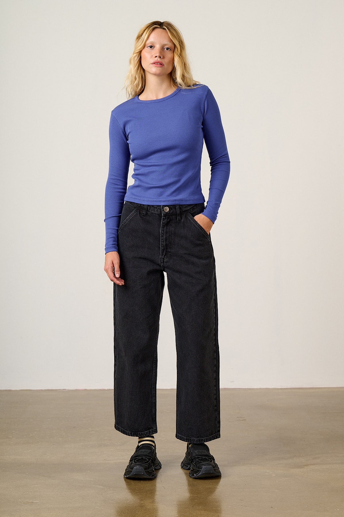 Linden - 90's Straight Leg Jeans in Blackwash