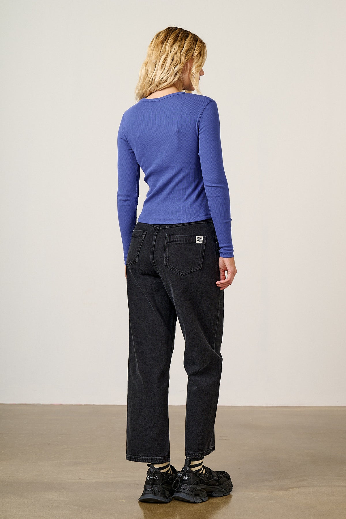 Linden - 90's Straight Leg Jeans in Blackwash