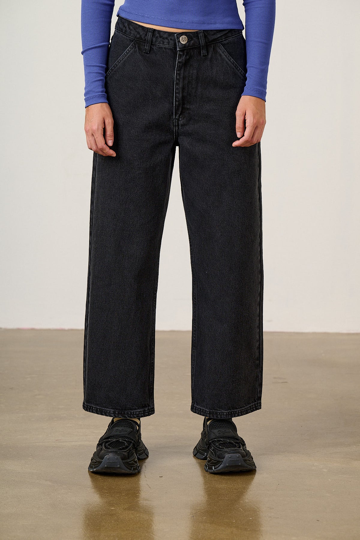 Linden - 90's Straight Leg Jeans in Blackwash