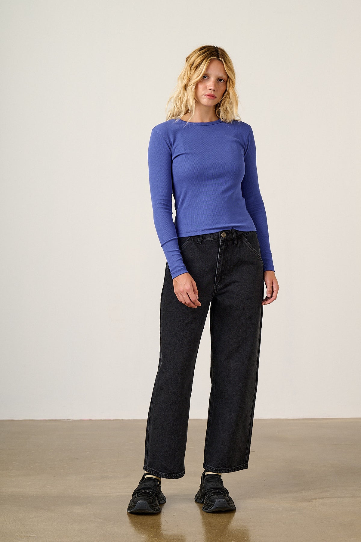 Linden - 90's Straight Leg Jeans in Blackwash
