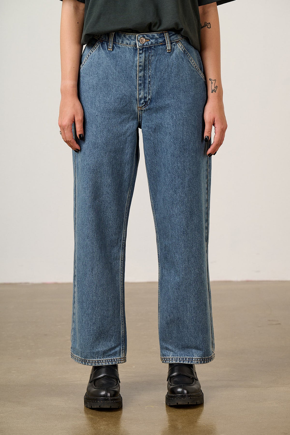 Linden -  90's Straight Leg Jeans in Midwash Denim