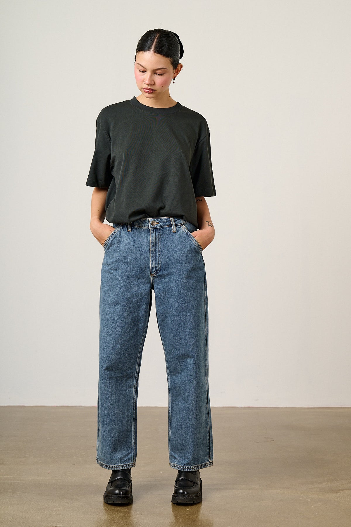 Linden -  90's Straight Leg Jeans in Midwash Denim