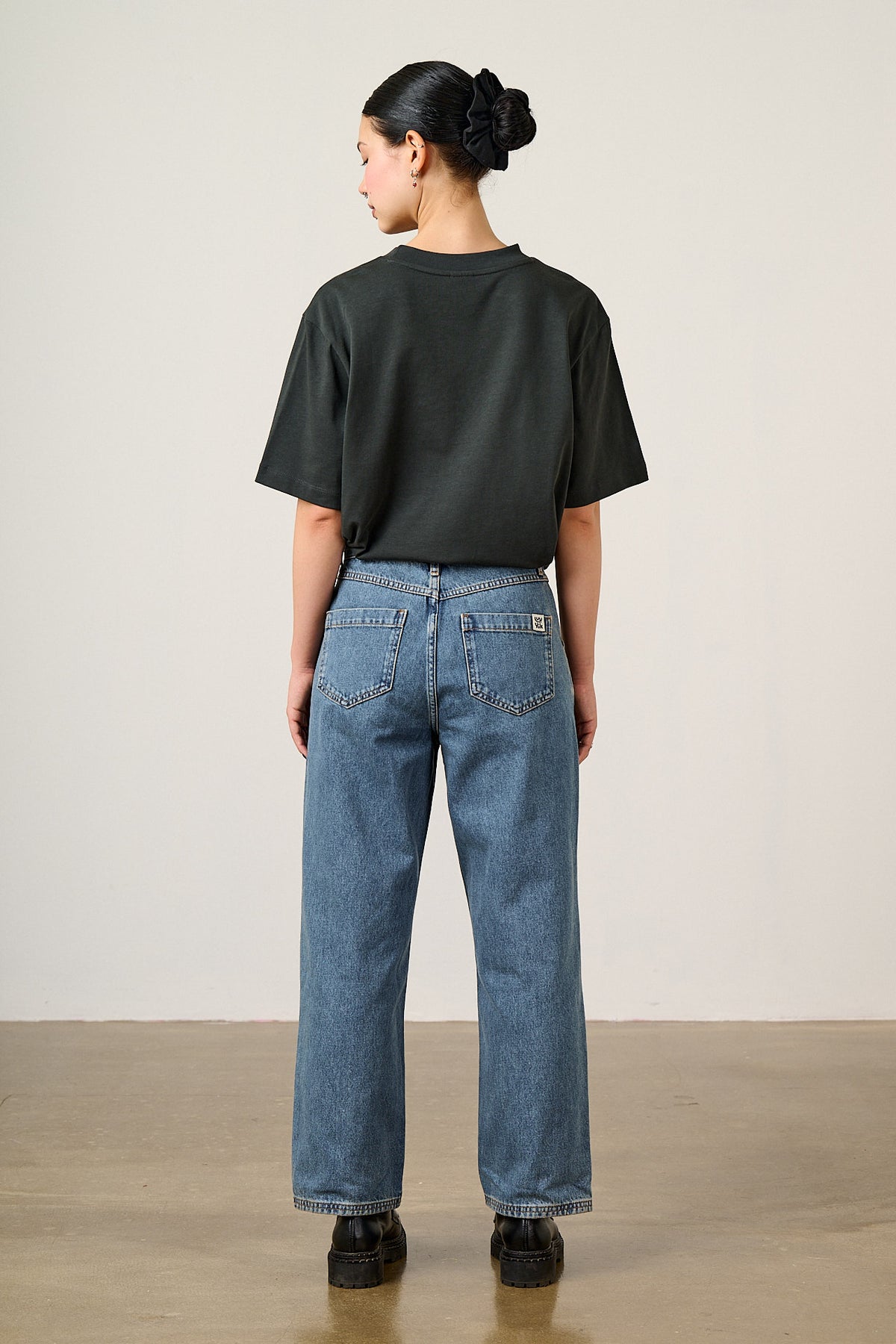 Linden -  90's Straight Leg Jeans in Midwash Denim