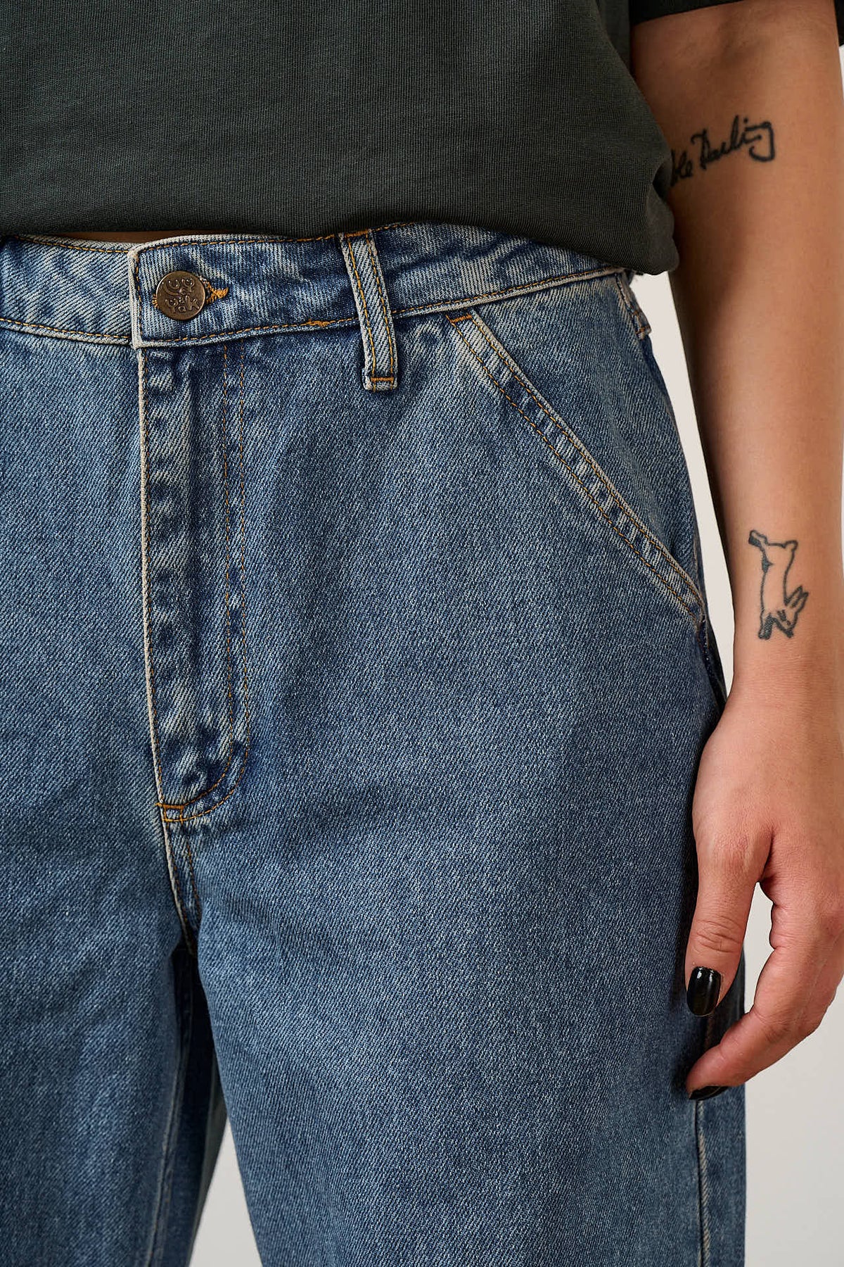 Linden -  90's Straight Leg Jeans in Midwash Denim