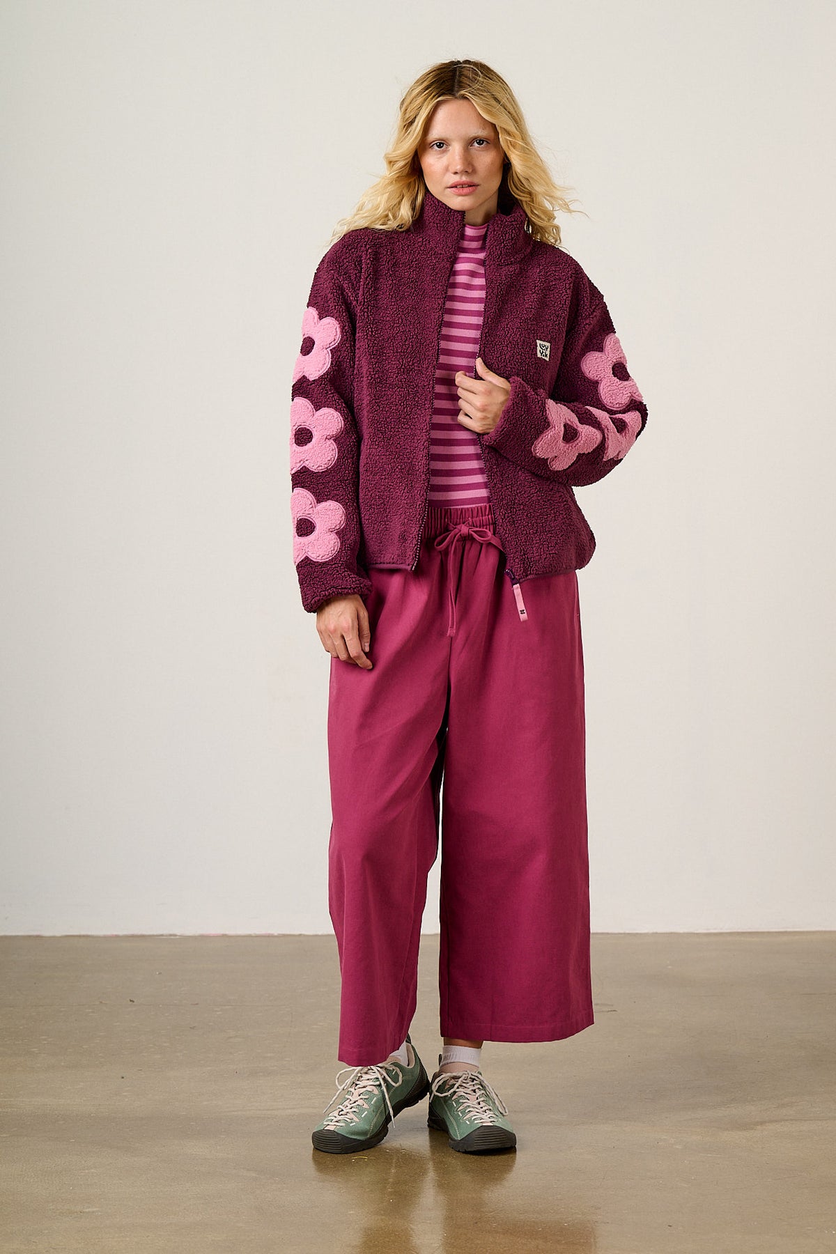 Margot - Borg Fleece with Flower in Pink and Burgundy