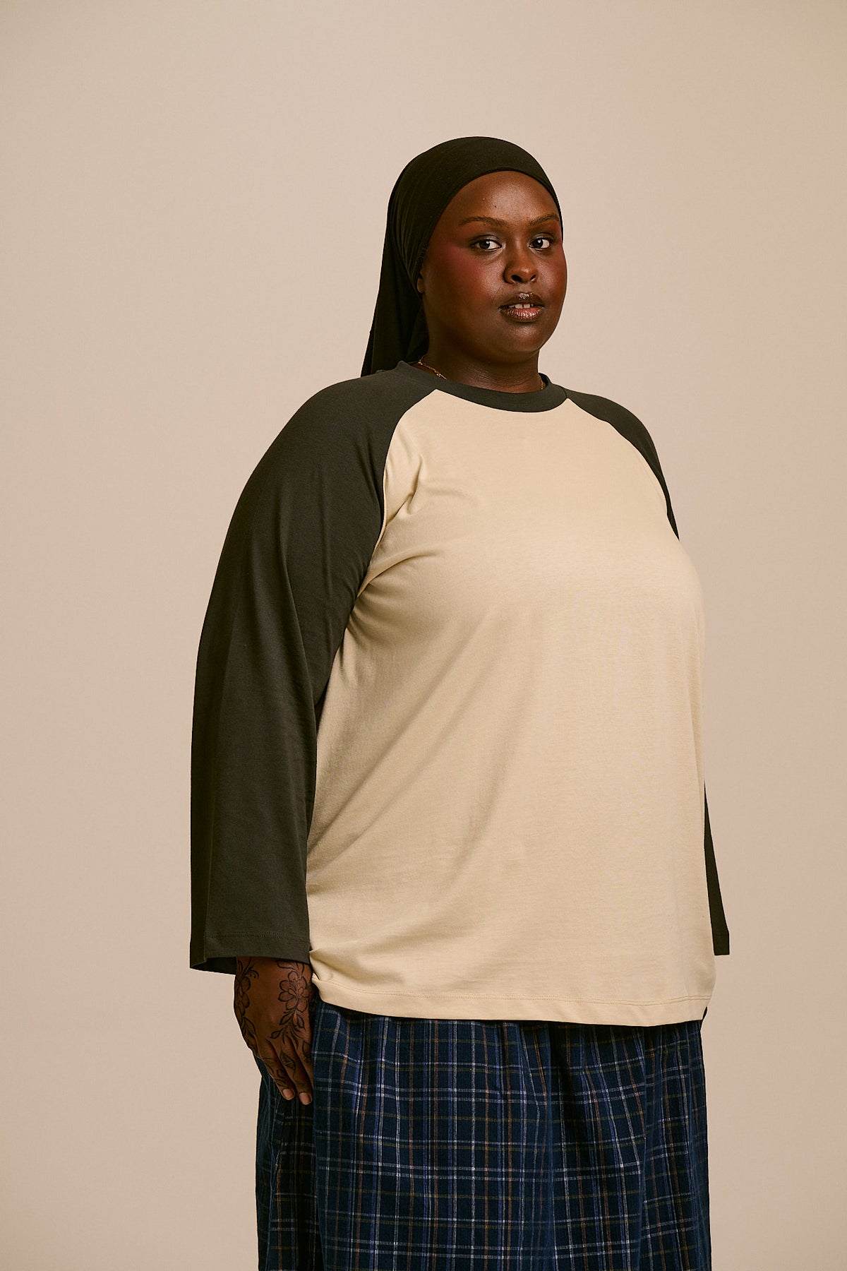 Bennett - Oversized Organic Cotton Raglan Tee in Ecru & Black (IMPERFECT)