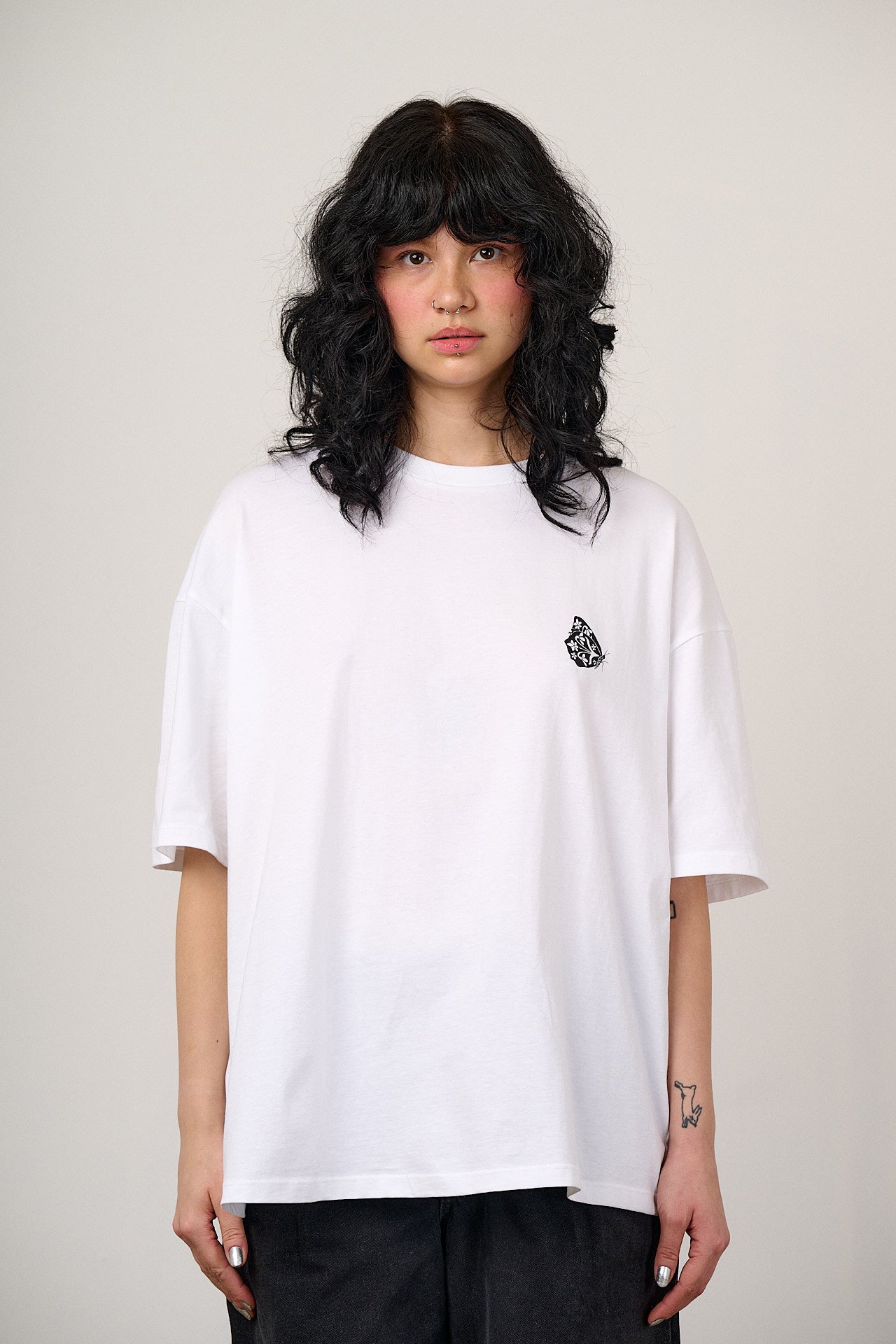 Benny - Oversized Cotton T-Shirt in White with Butterfly Print