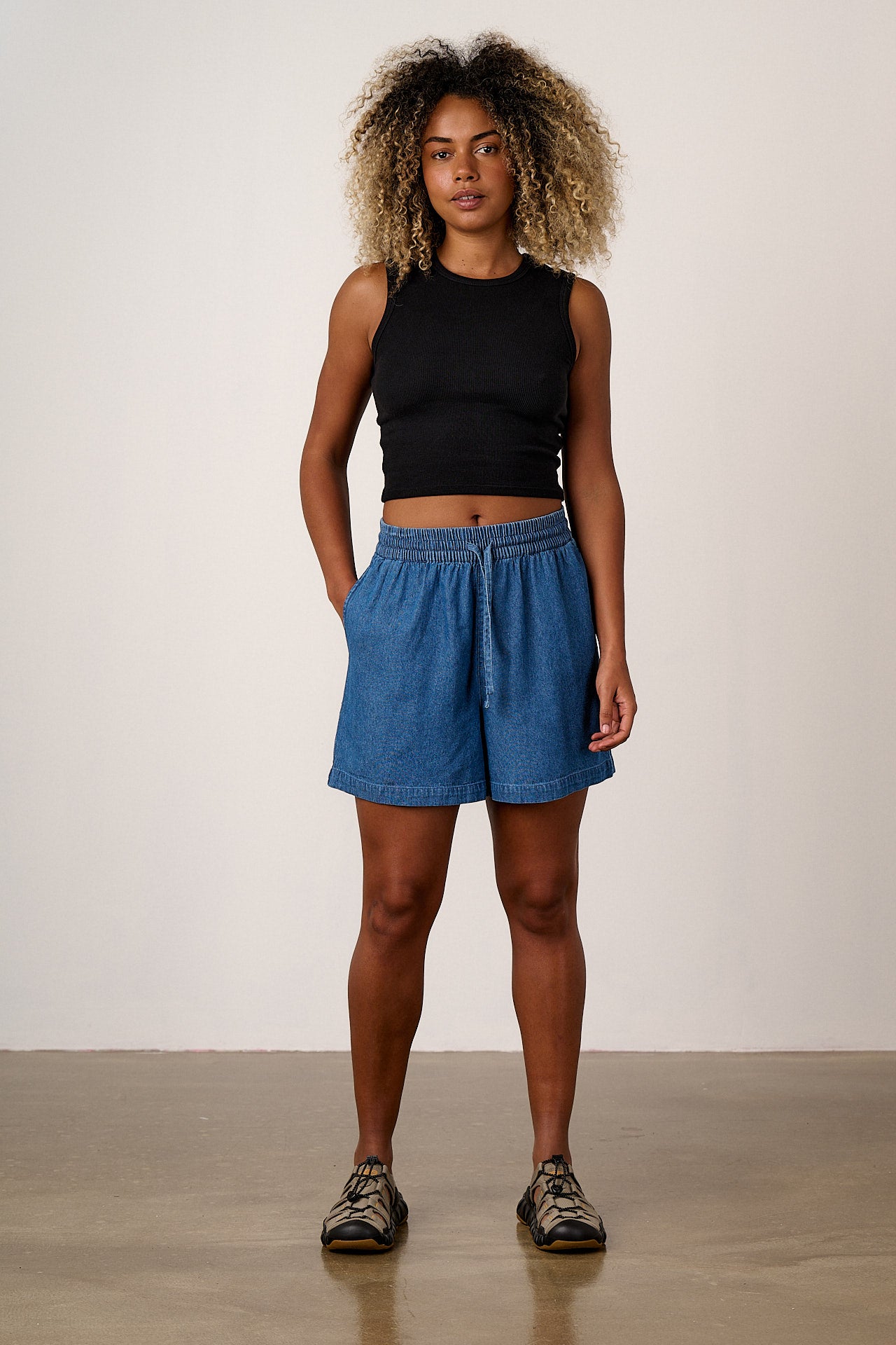 Ecole de Pensee Two Tuck Shorts ネイビー 48 Charlie - Cotton Shorts in Mid Blue – Lucy & Yak