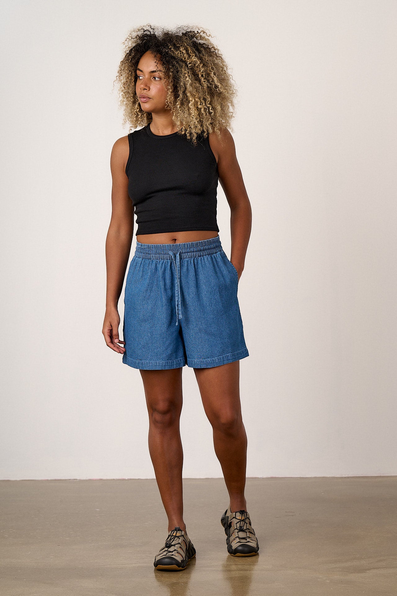 Charlie - Lightweight Denim Shorts in Mid Wash