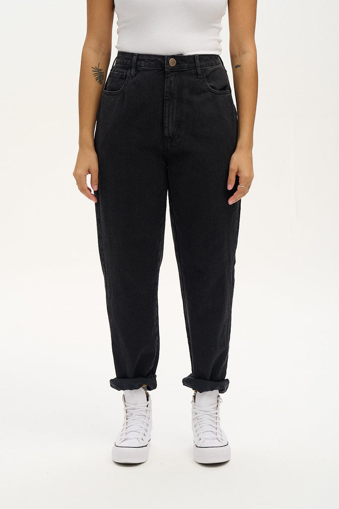 Dana - Mom Denim Jeans in Washed Black