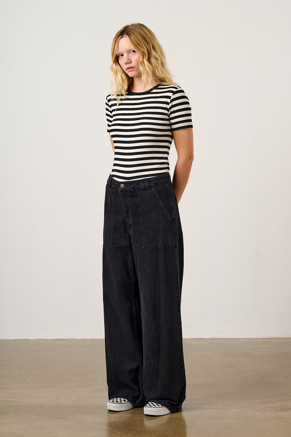 Delores - Wide Leg Denim Jeans in Washed Black