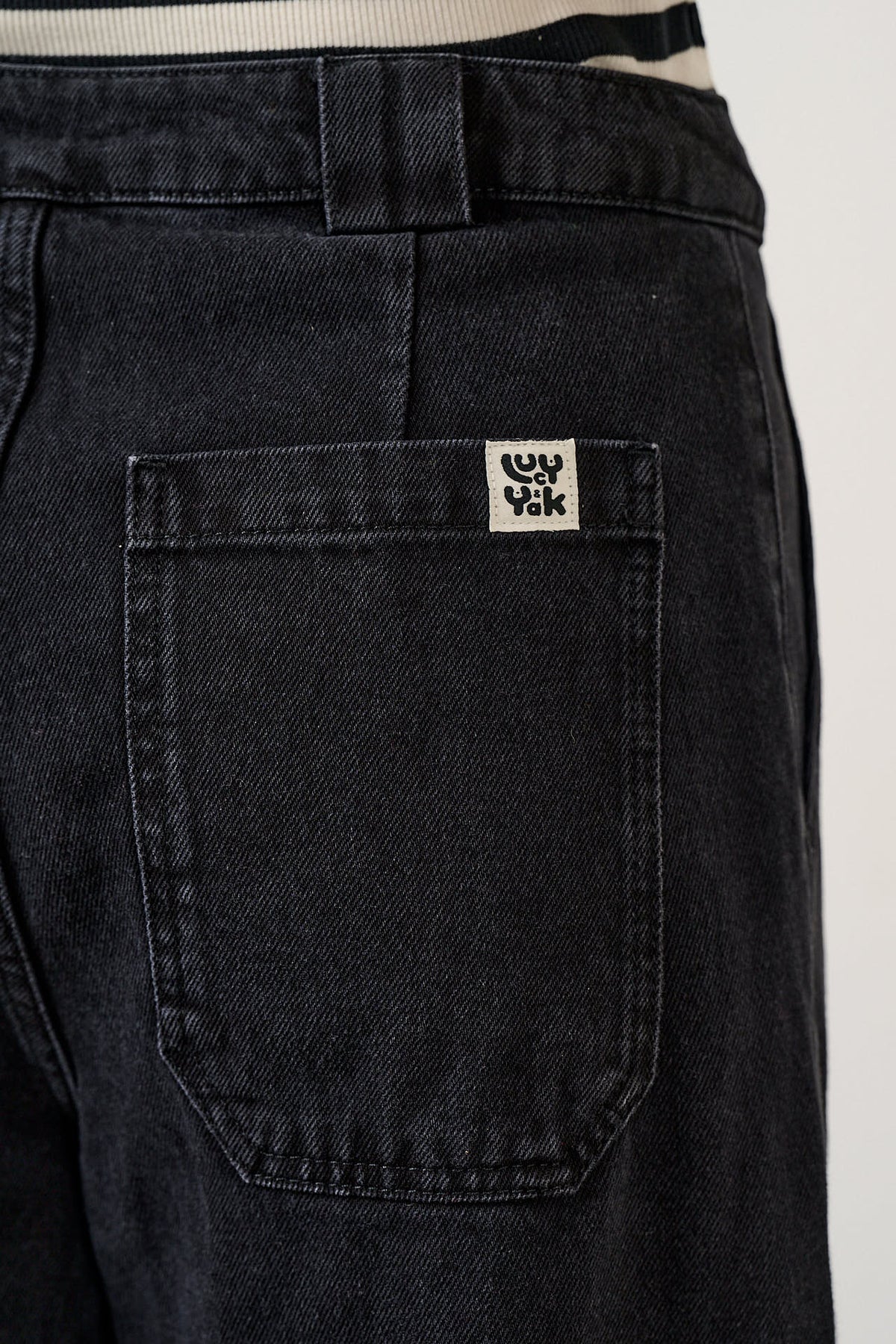 Delores - Wide Leg Denim Jeans in Washed Black