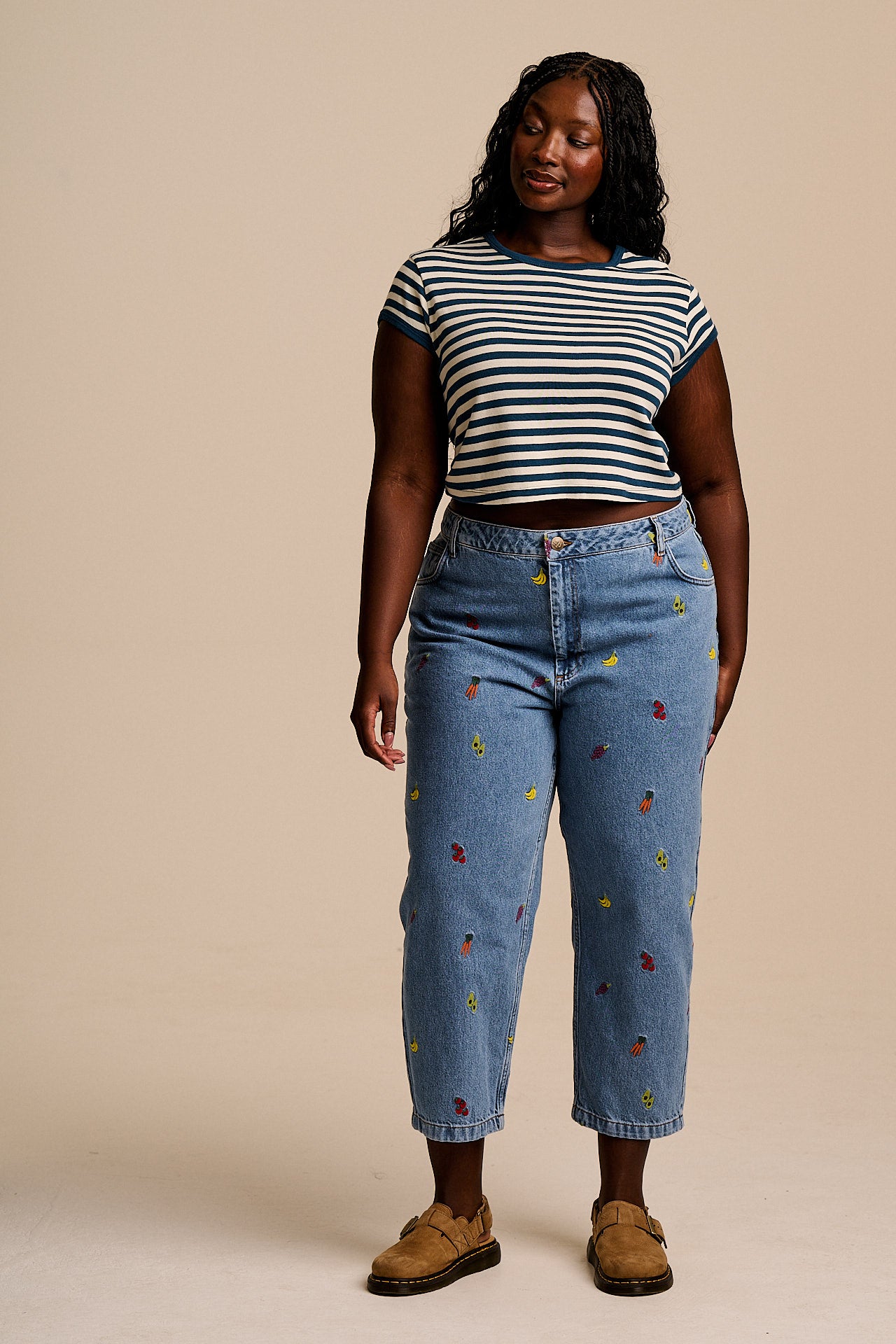 Drew - Cropped Straight Legged Cotton Trousers in Light Wash Veg Embroidery