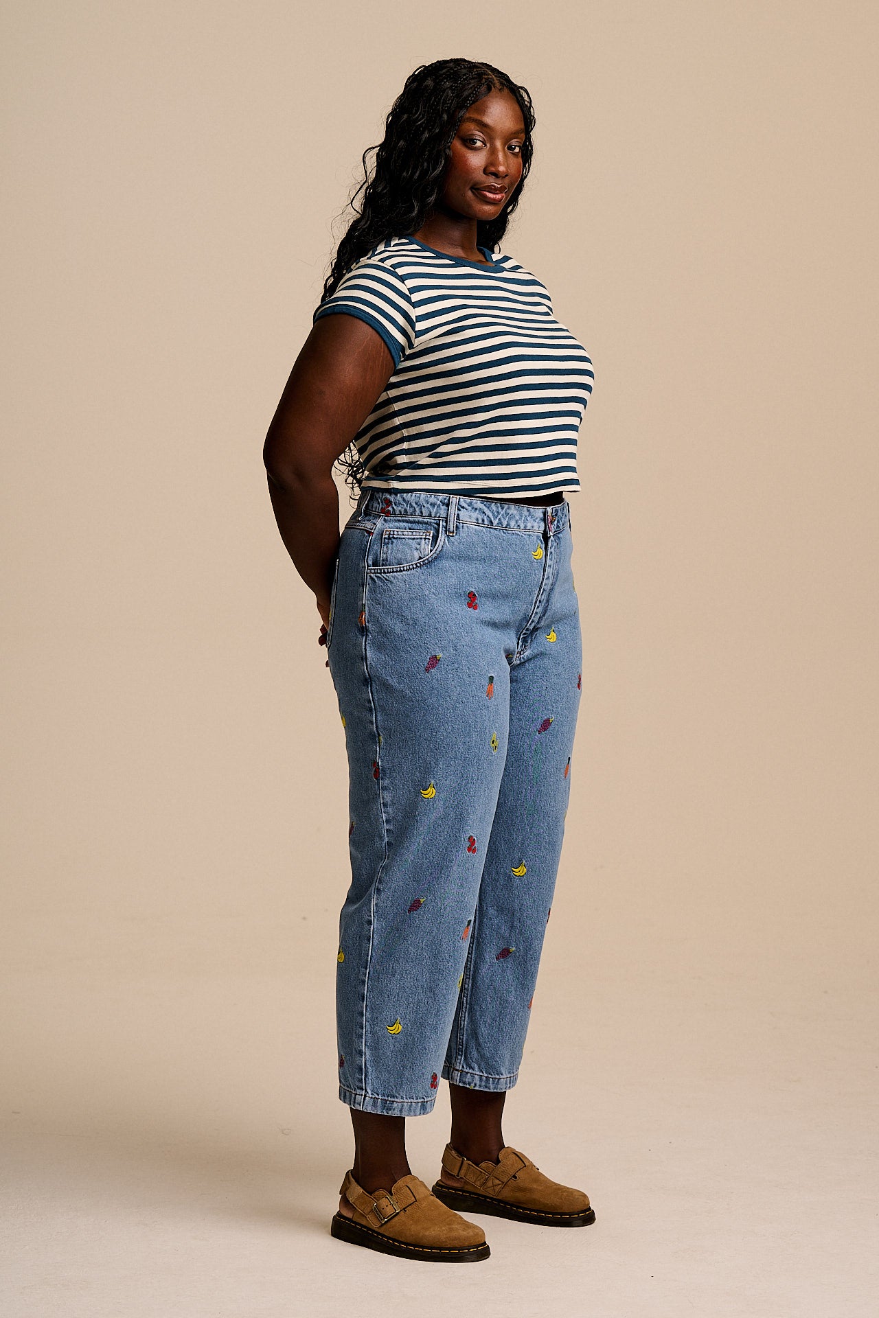 Drew - Cropped Straight Legged Cotton Trousers in Light Wash Veg Embroidery